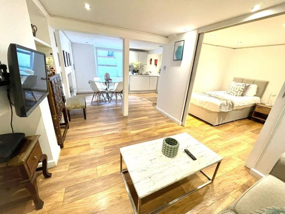 Historical Building / Cozy Basement Apt / Central CBG Εξωτερικό φωτογραφία
